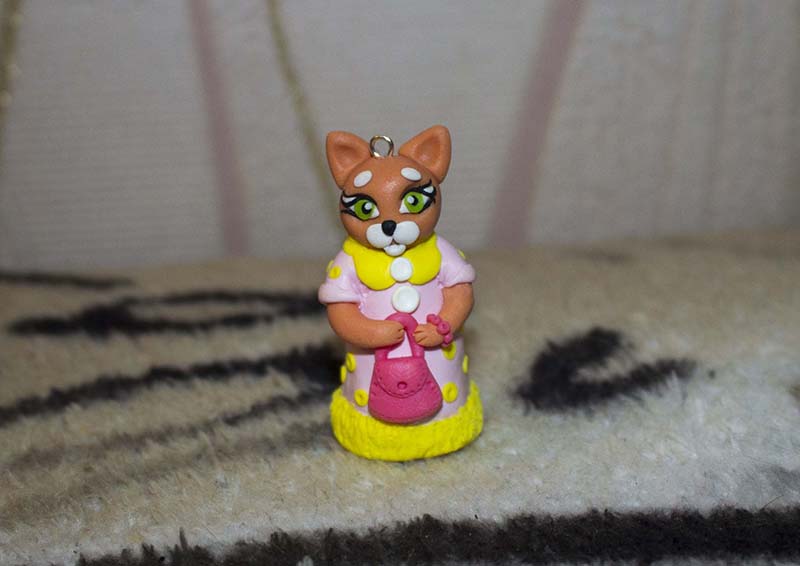 Брелок из полимерной глины “Кошка с сумочкой”