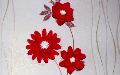 Изготовление цветов из гофрированной бумаги с последующим креплением на стену