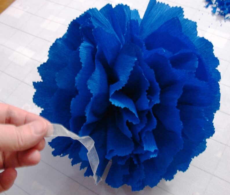 Как делать цветы из крепированной бумаги своими руками - подборка видео уроков